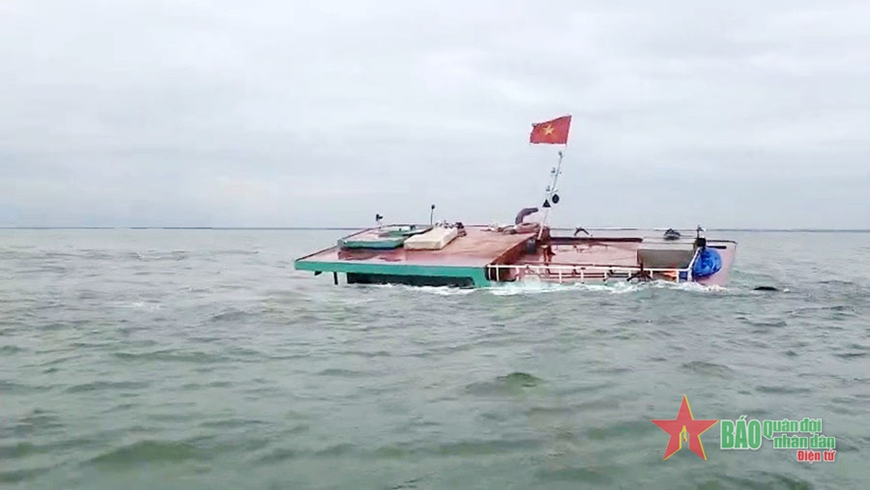 Bộ đội Biên phòng thành phố Hải Phòng cứu nạn thành công 2 thuyền viên bị nạn trên biển