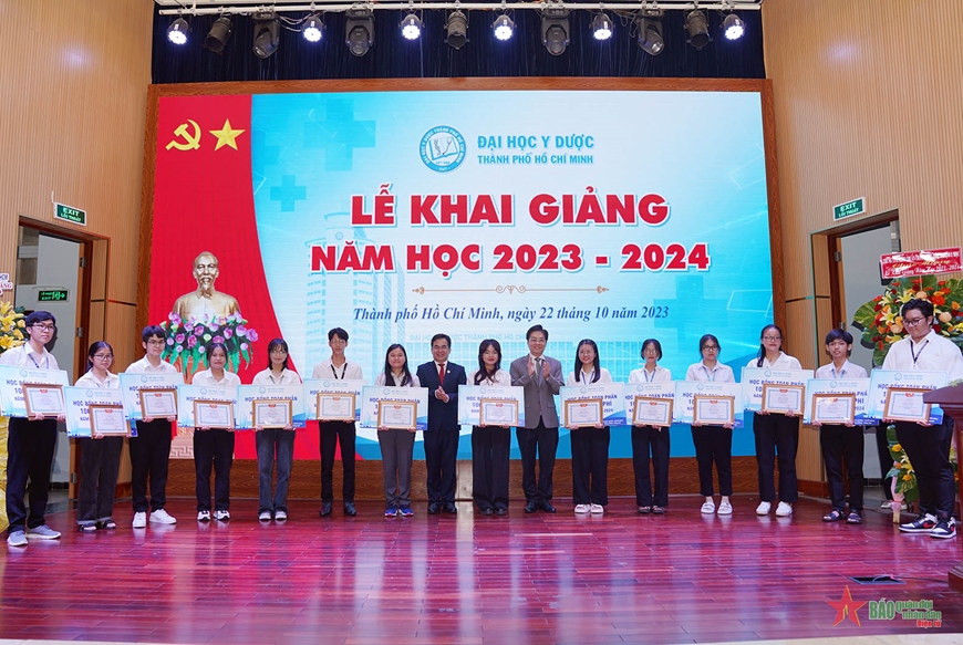 Tuyên dương các thủ khoa đầu vào, sinh viên ngành y tiêu biểu