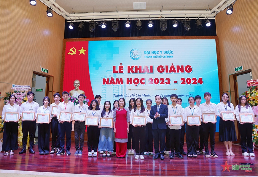 Tuyên dương các thủ khoa đầu vào, sinh viên ngành y tiêu biểu