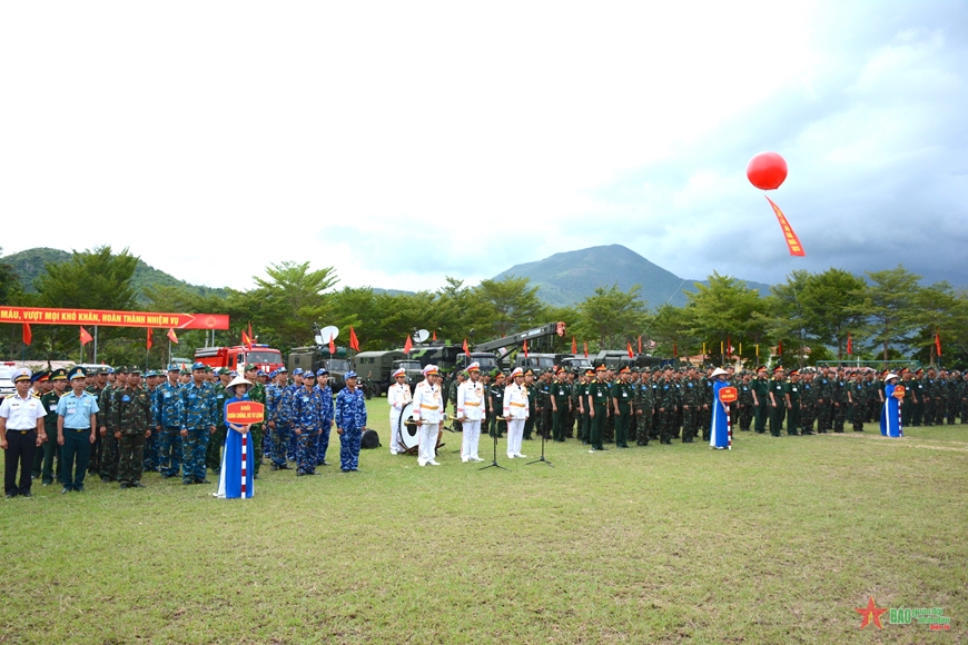 Thượng tướng Lê Huy Vịnh dự Lễ bế mạc Hội thi xe tốt, lái xe giỏi toàn quân năm 2023