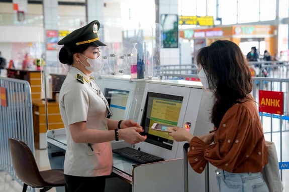 Vì sao các hãng hàng không vẫn chưa thể hạ thêm giá vé máy bay?