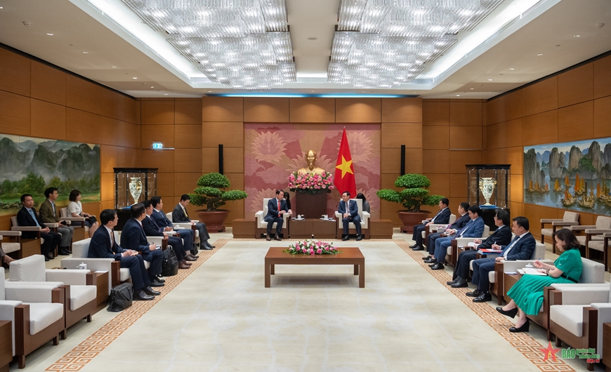 Chủ tịch Quốc hội Vương Đình Huệ tiếp Chủ tịch Phòng Thương mại và Công nghiệp Hàn Quốc