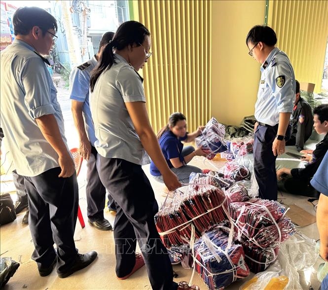 Hà Nam, An Giang: Thu giữ số lượng lớn thuốc lá điện tử, hàng hóa không rõ nguồn gốc xuất xứ