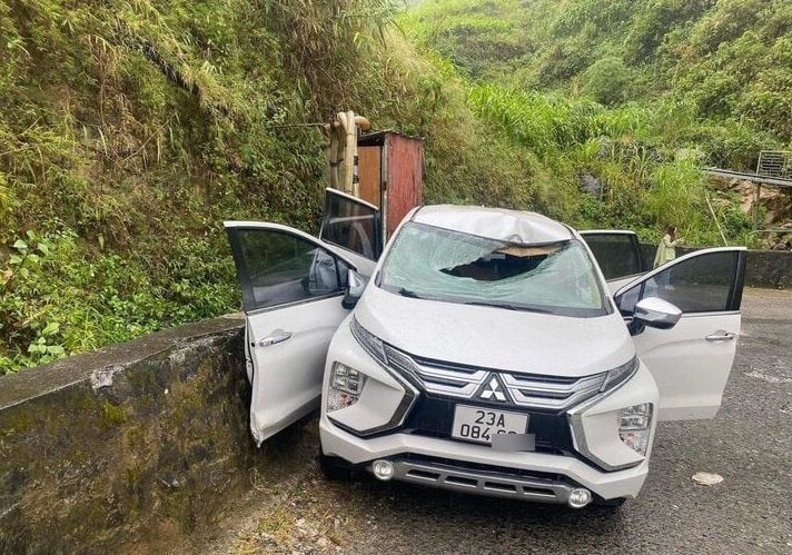 Đá trên núi rơi trúng ô tô khiến tài xế ở Hà Giang tử vong