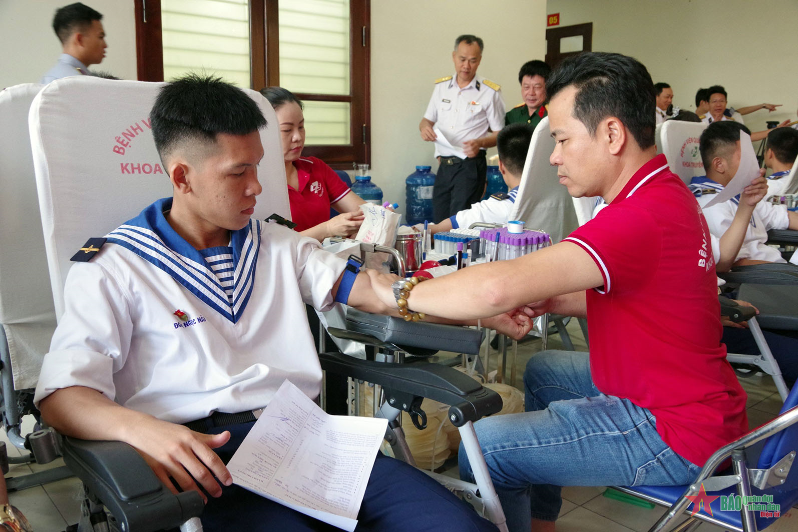Cán bộ, học viên Trường Cao đẳng Kỹ thuật Hải quân hiến máu tình nguyện
