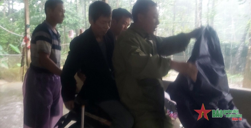 Lực lượng vũ trang huyện Hương Khê, Hà Tĩnh tham gia tìm kiếm người mất tích trong mưa lũ