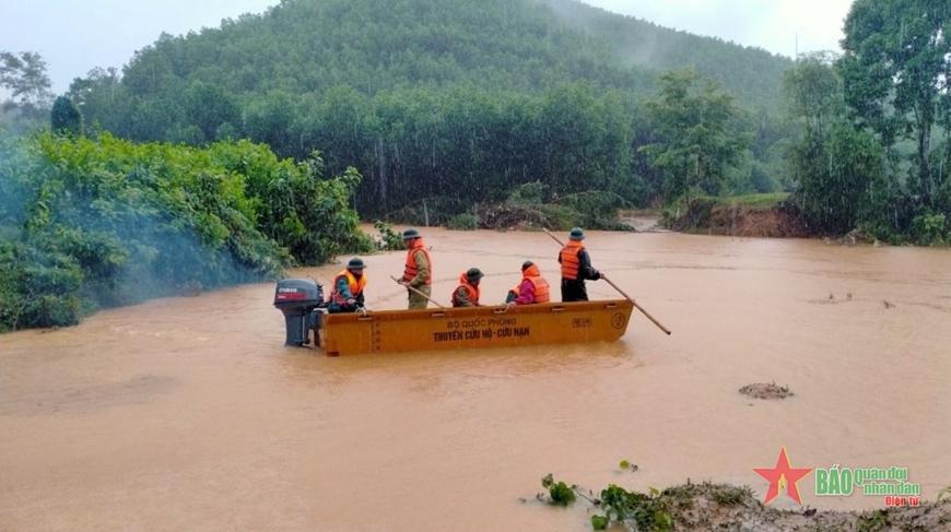 CẬP NHẬT MƯA LŨ TẠI HÀ TĨNH: Lực lượng vũ trang Quân khu 4 huy động lực lượng khắc phục hậu quả mưa lũ tại Hà Tĩnh