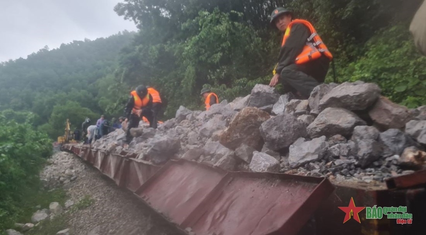 CẬP NHẬT MƯA LŨ TẠI HÀ TĨNH: Lực lượng vũ trang Quân khu 4 huy động lực lượng khắc phục hậu quả mưa lũ tại Hà Tĩnh
