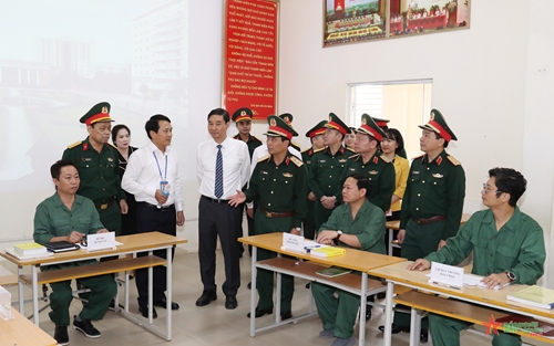 Trung tướng Nguyễn Doãn Anh kiểm tra công tác giáo dục quốc phòng và an ninh tại Đại học Quốc gia Hà Nội