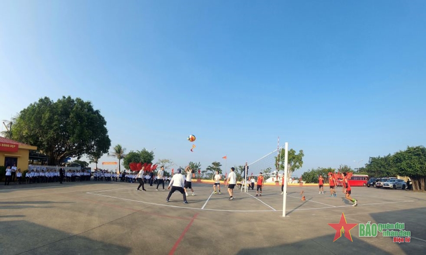 <a title="Báo Quân đội nhân dân | Tin tức quân đội, quốc phòng | Bảo vệ Tổ quốc" style="text-align:center;" href="https://www.qdnd.vn"><img src="https://file3.qdnd.vn/data/images/0/2021/08/11/linh/bannerv2.png" class="vllogo"></a>