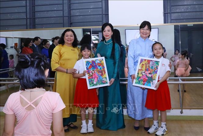 Phu nhân Chủ tịch nước Phan Thị Thanh Tâm và Phu nhân Tổng thống Mông Cổ Bolortsetseg Luvsandorj thăm Trường Tiểu học Chu Văn An (Hà Nội)