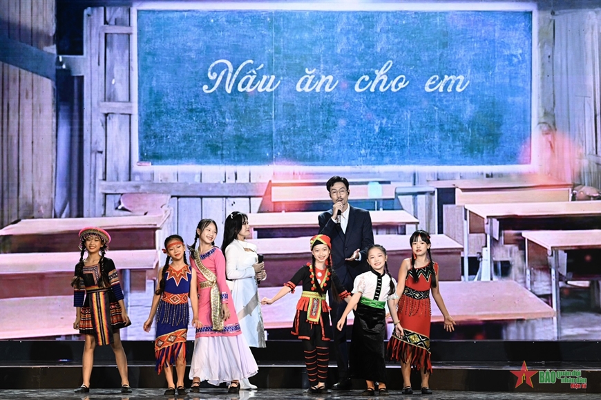 Tôn vinh các điển hình trong học tập và làm theo tư tưởng, đạo đức, phong cách Hồ Chí Minh