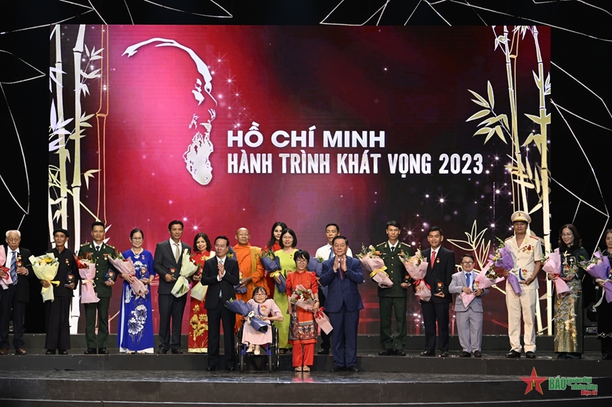 Tôn vinh các điển hình trong học tập và làm theo tư tưởng, đạo đức, phong cách Hồ Chí Minh