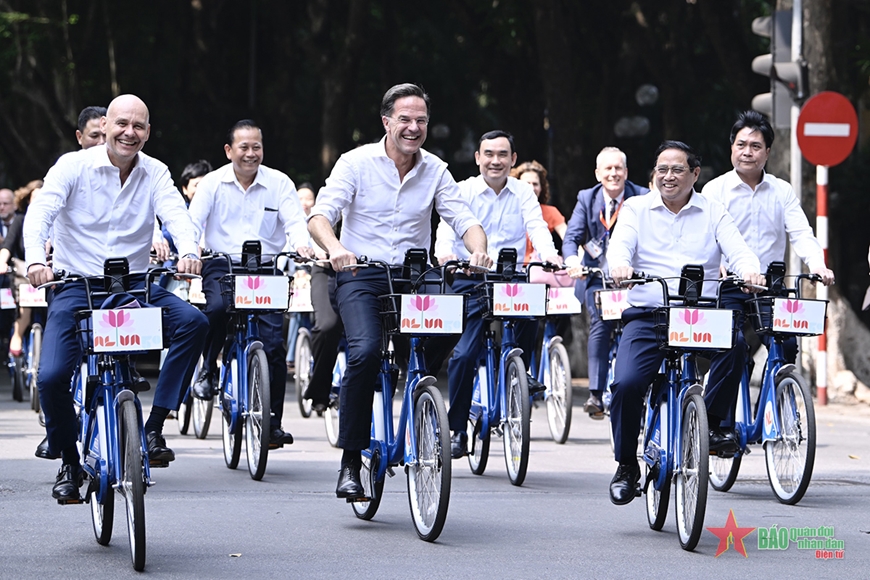 Thủ tướng Phạm Minh Chính và Thủ tướng Hà Lan đạp xe thăm phố phường Hà Nội