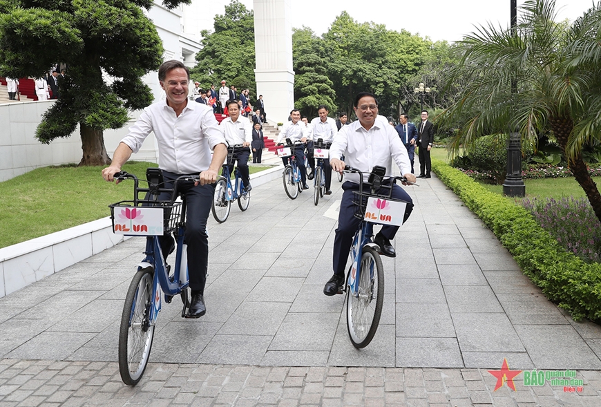 Thủ tướng Phạm Minh Chính và Thủ tướng Hà Lan đạp xe thăm phố phường Hà Nội