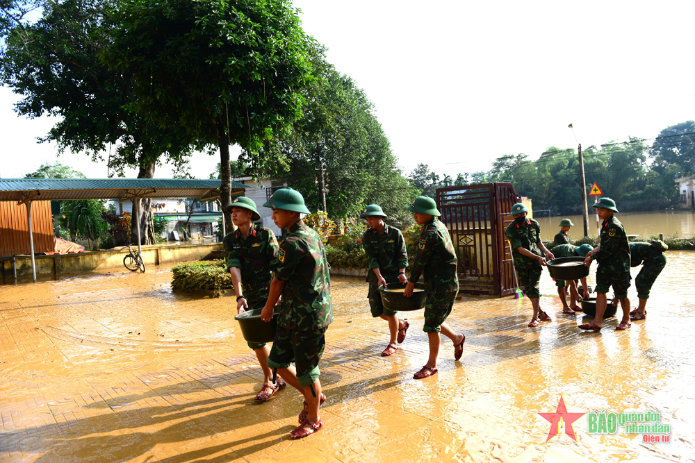  Bộ đội giúp nhân dân Hương Khê khắc phục hậu quả sau lũ