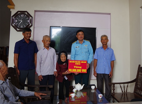 Sư đoàn 363 trao tiền hỗ trợ xây “Nhà tình nghĩa” tặng gia đình bà Lê Thị Khánh