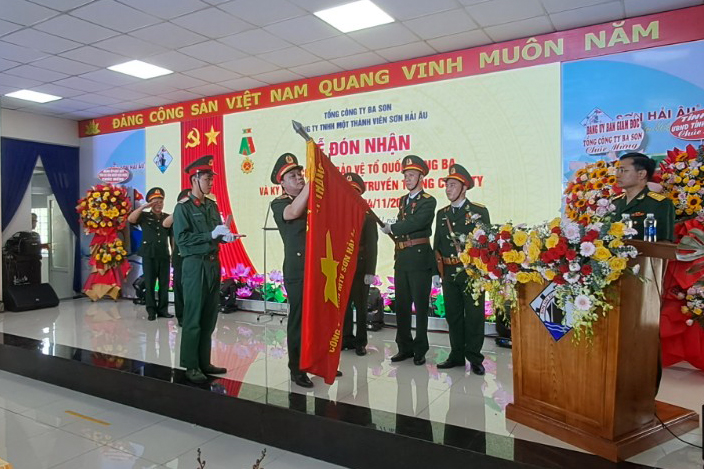 Công ty Sơn Hải Âu đón nhận Huân chương Bảo vệ Tổ quốc hạng Ba

