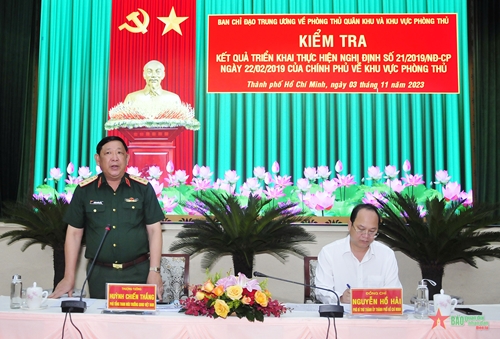 Thượng tướng Huỳnh Chiến Thắng kiểm tra kết quả xây dựng khu vực phòng thủ tại TP Hồ Chí Minh 