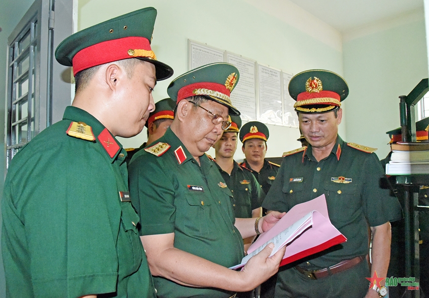 Thượng tướng Huỳnh Chiến Thắng kiểm tra kết quả xây dựng khu vực phòng thủ tại TP Hồ Chí Minh