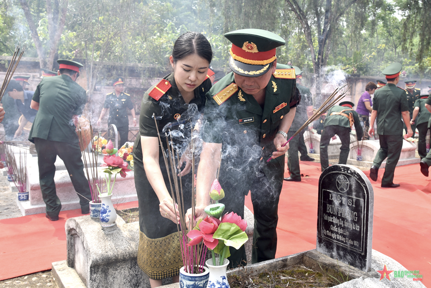 Đi tìm đồng đội trên đất bạn Lào