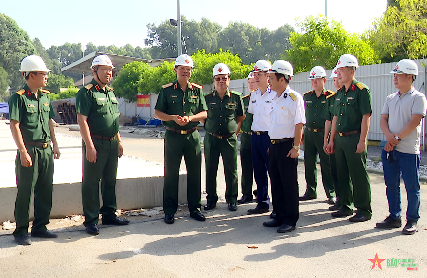 Thượng tướng Huỳnh Chiến Thắng kiểm tra kết quả thực hiện khu vực phòng thủ tại Quân khu 7