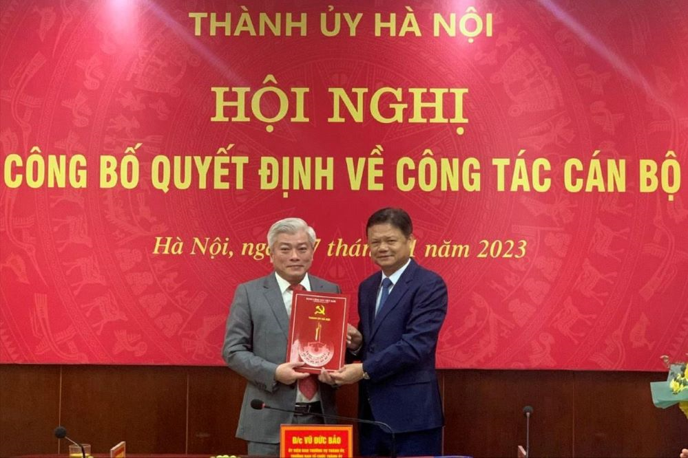 Trao quyết định của Thành ủy Hà Nội về công tác cán bộ