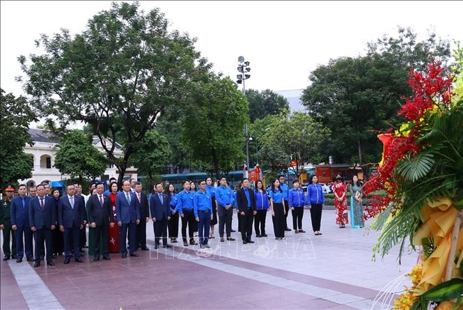 Lãnh đạo Hà Nội dâng hoa kỷ niệm 106 năm Cách mạng Tháng Mười Nga