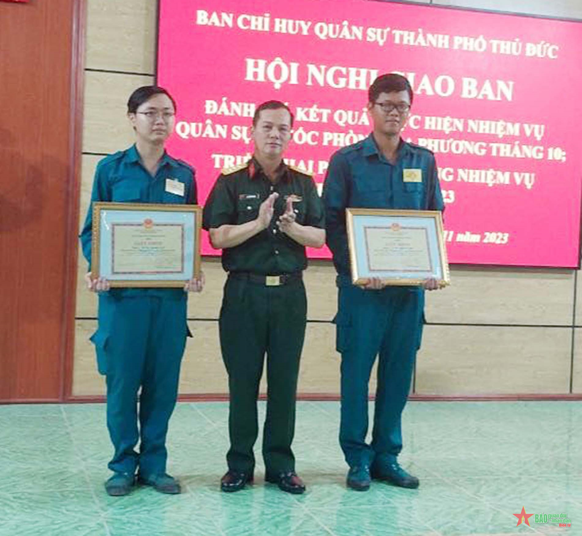 Bộ tư lệnh TP Hồ Chí Minh khen thưởng chiến sĩ dân quân dũng cảm bắt tội phạm