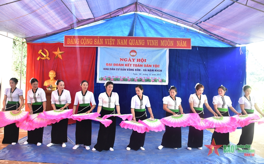 Ấm áp Ngày hội Đại đoàn kết toàn dân tộc ở bản vùng cao Vằng Xôn