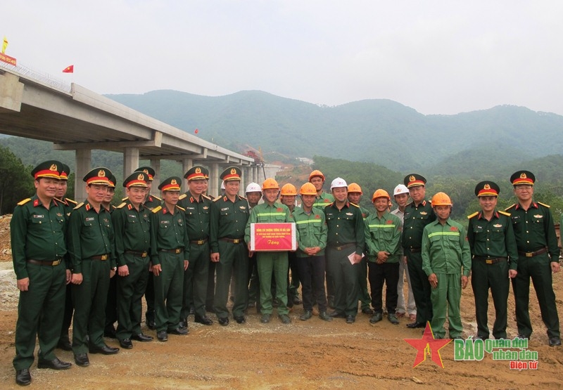 Thượng tướng Vũ Hải Sản kiểm tra dự án xây dựng đường bộ cao tốc Bắc - Nam