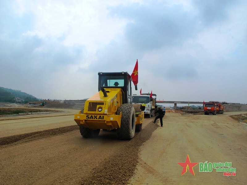 Thượng tướng Vũ Hải Sản kiểm tra dự án xây dựng đường bộ cao tốc Bắc - Nam