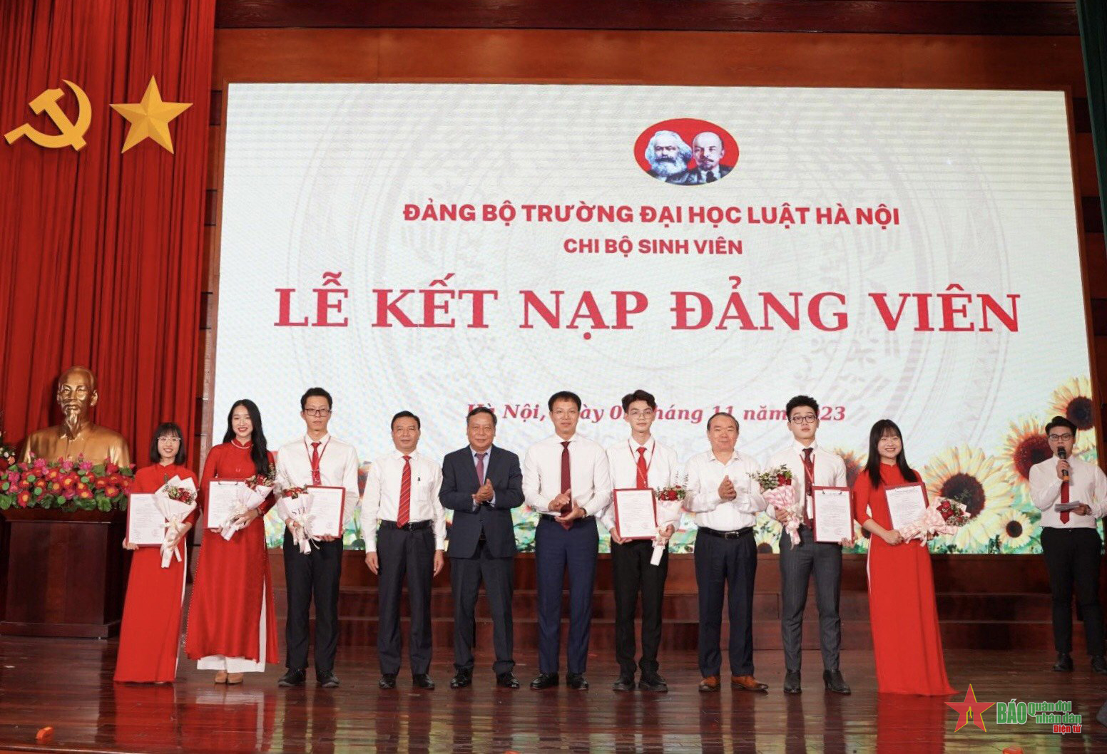 Trường Đại học Luật Hà Nội kết nạp Đảng cho 77 sinh viên

