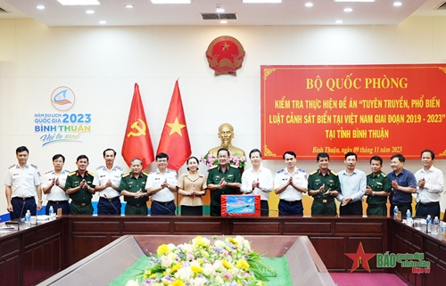 Thượng tướng Võ Minh Lương kiểm tra việc tuyên truyền Luật Cảnh sát biển tại Bình Thuận