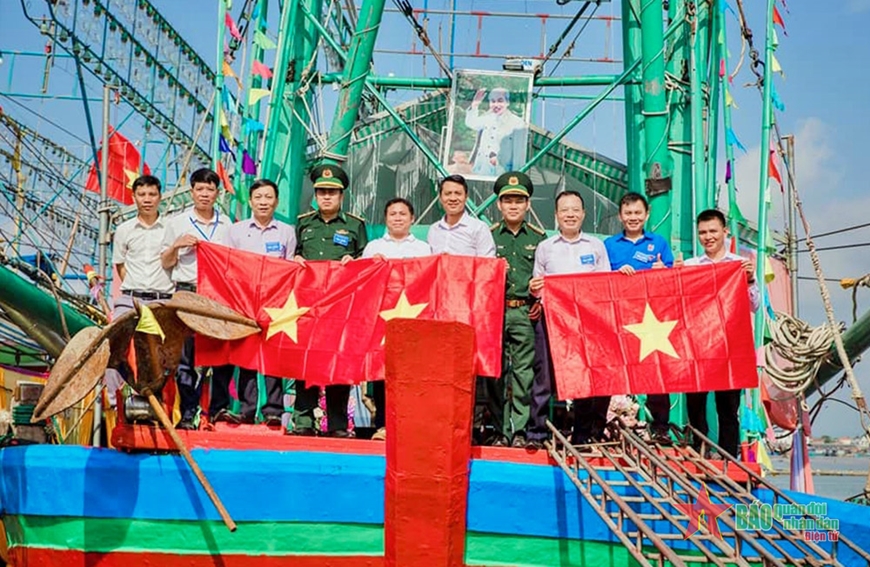 Cùng chi bộ cơ sở đảng vươn khơi, bám biển