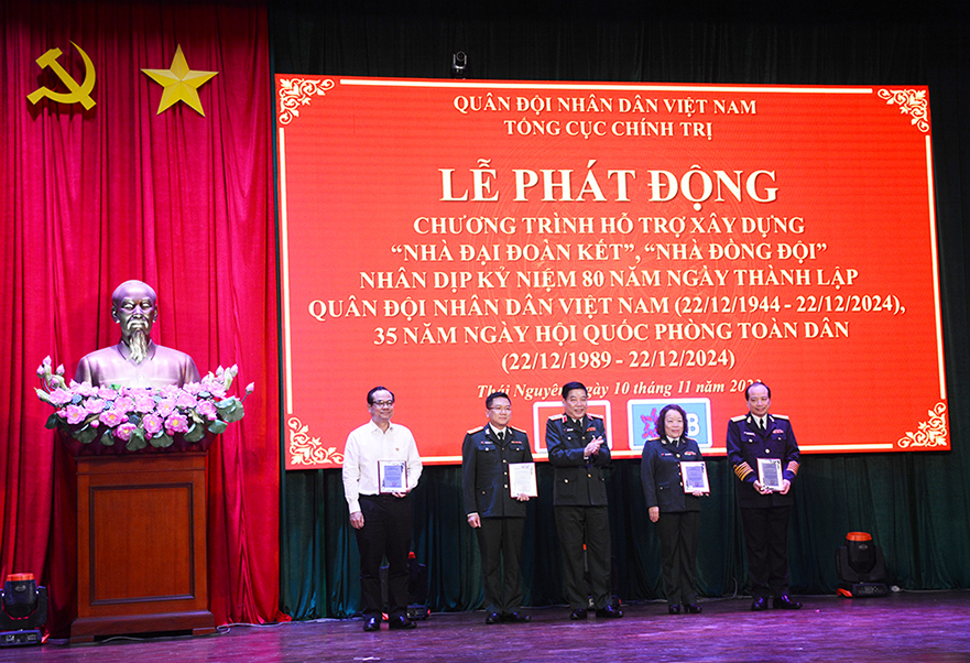 Trung tướng Nguyễn Văn Gấu dự lễ phát động Chương trình hỗ trợ xây dựng “Nhà Đại đoàn kết”, “Nhà Đồng đội”