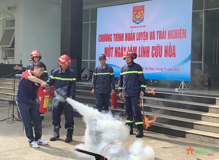 Gần 400 sinh viên trải nghiệm “Một ngày làm lính cứu hỏa”