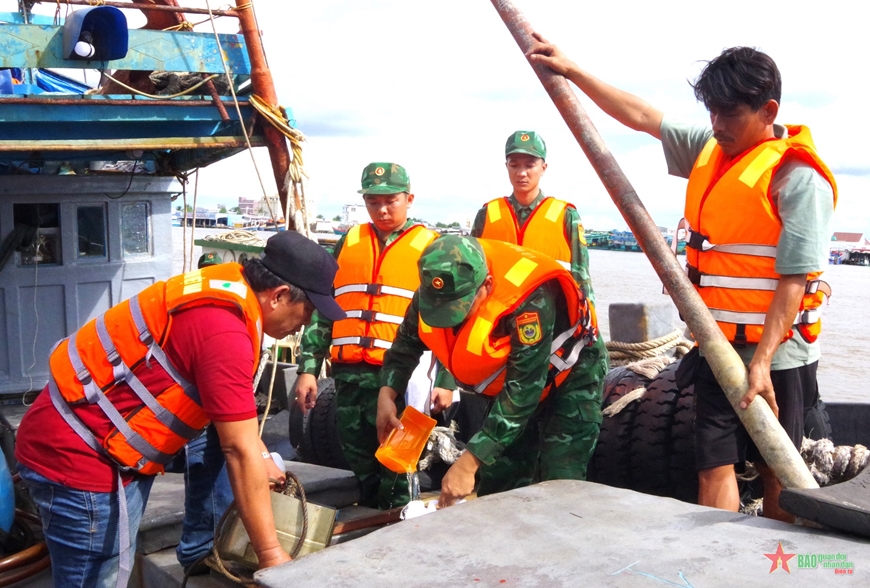 Biên phòng Cà Mau: Bắt giữ tàu chở trên 30 nghìn lít dầu lậu trên biển