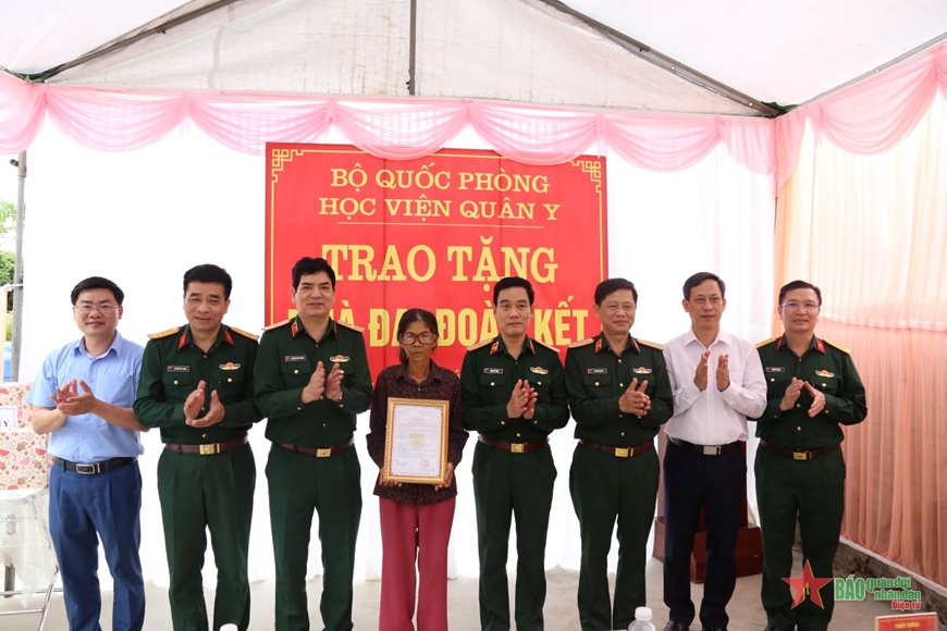 Học viện Quân y khám bệnh, tặng quà và trao tặng nhà tại huyện Nga Sơn, tỉnh Thanh Hóa