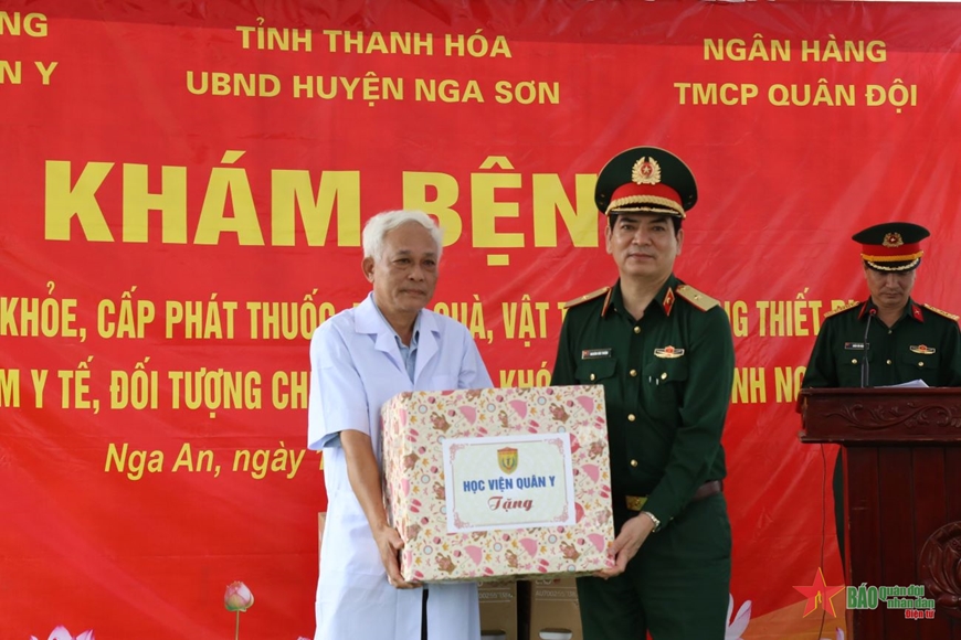 Học viện Quân y khám bệnh, tặng quà và trao tặng nhà tại huyện Nga Sơn, tỉnh Thanh Hóa