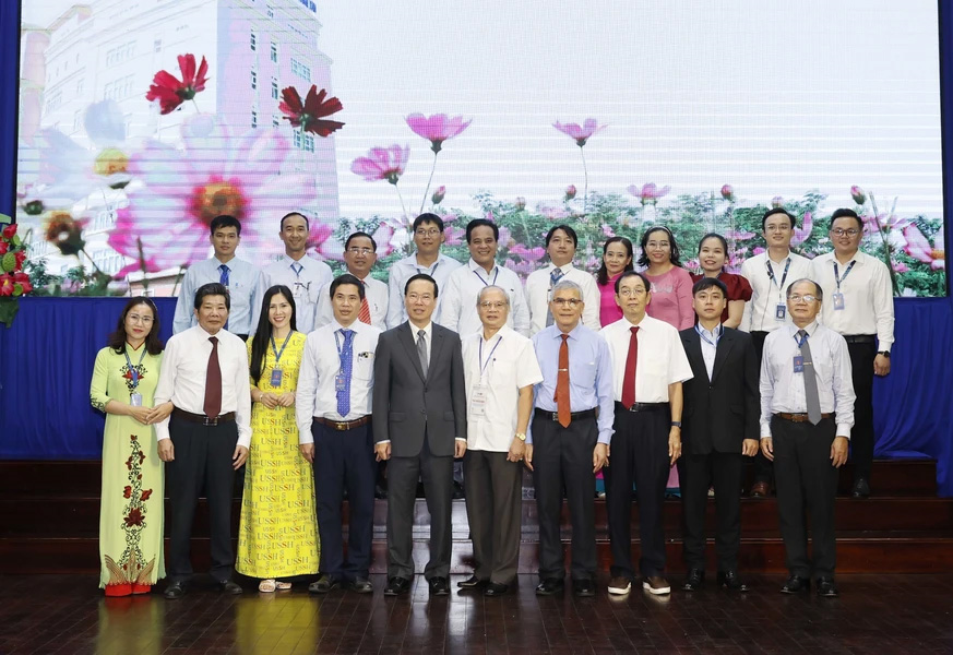 Chủ tịch nước thăm Trường Đại học Khoa học Xã hội và Nhân văn TP Hồ Chí Minh