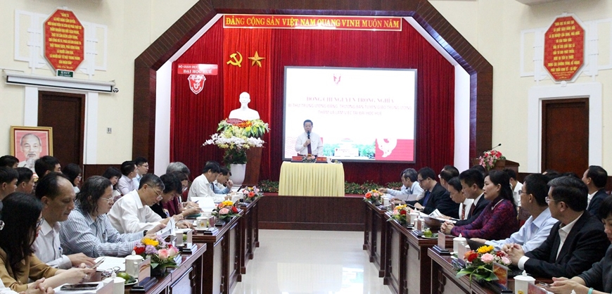 Trưởng Ban Tuyên giáo Trung ương Nguyễn Trọng Nghĩa làm việc với Đại học Huế
