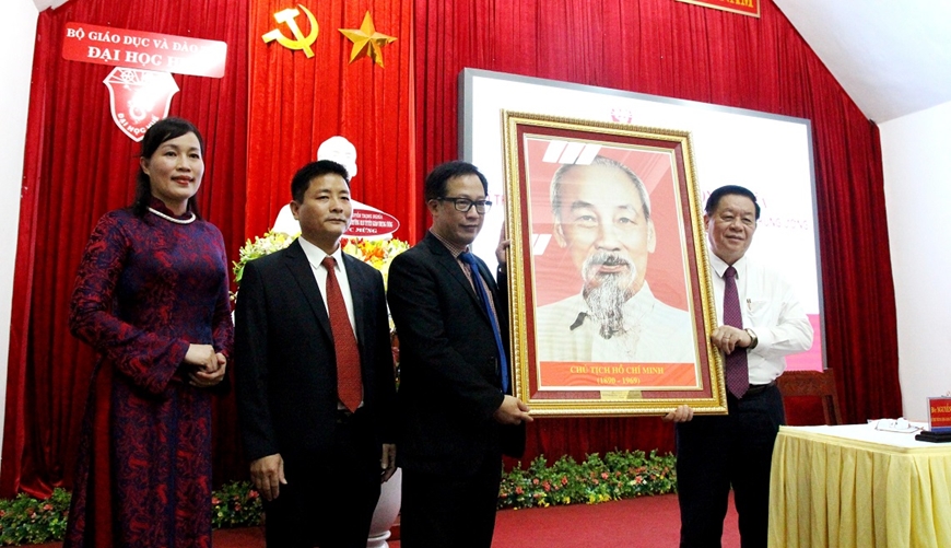 Trưởng Ban Tuyên giáo Trung ương Nguyễn Trọng Nghĩa làm việc với Đại học Huế