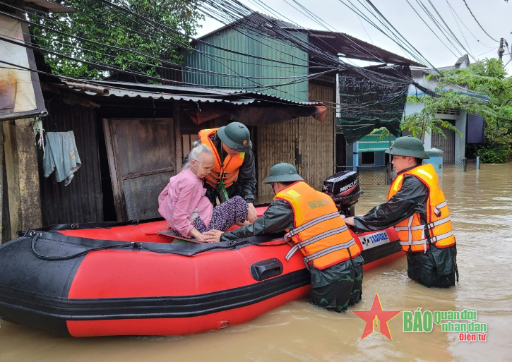 Thừa Thiên Huế: Bộ đội, dân quân đến nơi trọng yếu giúp dân