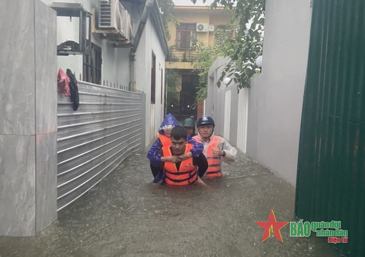 Lực lượng vũ trang tỉnh Thừa Thiên Huế giúp nhân dân phòng, chống, khắc phục hậu quả lũ lụt