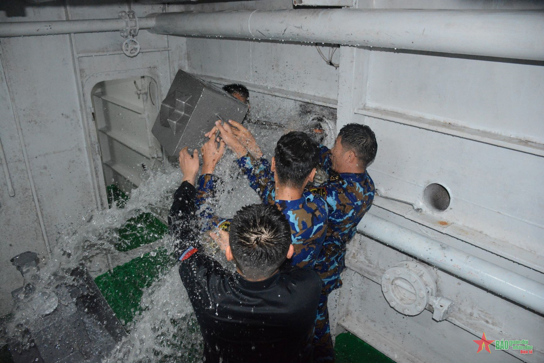 Thủy thủ Tàu 016 huấn luyện chống chìm tàu 