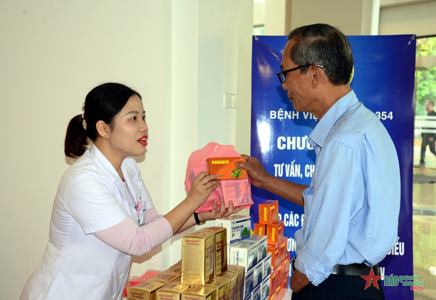 Bệnh viện Quân y 354 khám, cấp thuốc miễn phí cho đại biểu Hội Người cao tuổi Việt Nam