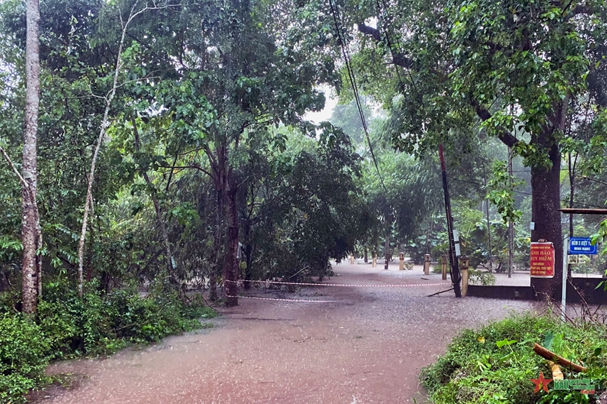 Bộ đội biên phòng Thừa Thiên Huế giúp dân khắc phục hậu quả mưa lũ