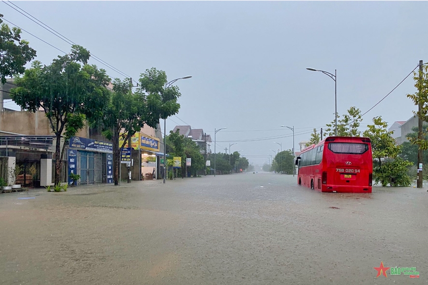 Bộ đội biên phòng Thừa Thiên Huế giúp dân khắc phục hậu quả mưa lũ