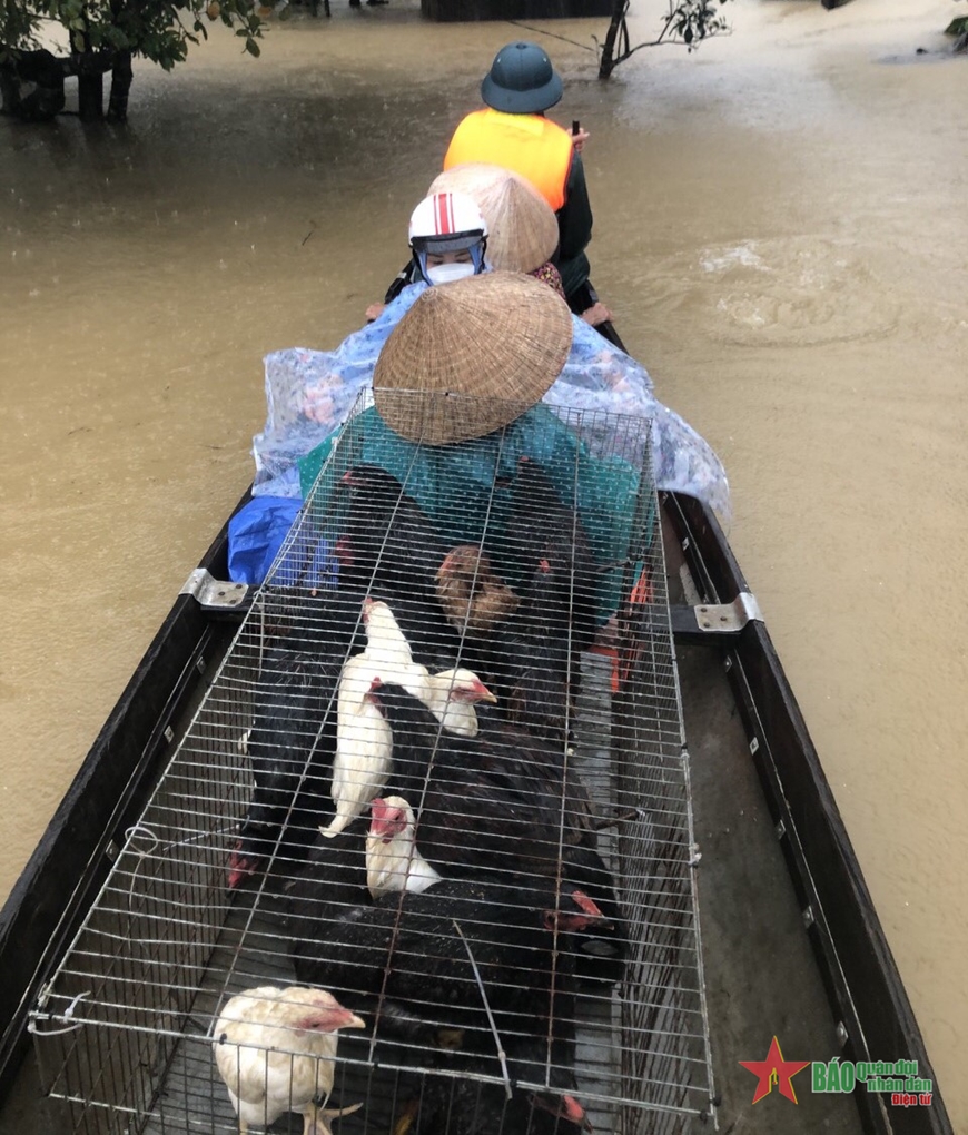 Lực lượng vũ trang Thừa Thiên Huế: Kịp thời giúp dân trong mưa lũ
